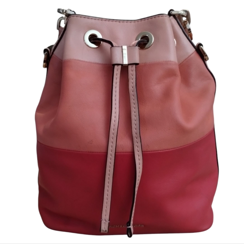 SUPER  MICHAEL KORS BUCKET DOTTIE COLOR BLOCK GRAPEFRUIT & PINK LEATHER BAG